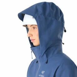 Arc'teryx Women's Beta AR Jacket - Moonlit -Brokedown Palace Shop Arcteryx AW22 WsBetaAR Moonlit 05