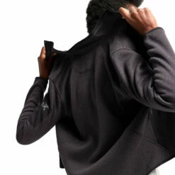 Arc'teryx Women's Covert Cardigan - Black Heather II -Brokedown Palace Shop Arcteryx AW23 WsCovertCardigan BlackHeather2 03