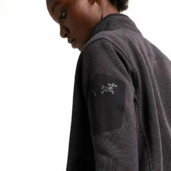 Arc'teryx Women's Covert Cardigan - Black Heather II -Brokedown Palace Shop Arcteryx AW23 WsCovertCardigan BlackHeather2 05