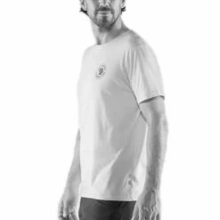 FJÄLLRÄVEN Men's 1960 Logo T-Shirt - Chalk White 10 FJÄLLRÄVEN Men's 1960 Logo T-Shirt - Chalk White -Brokedown Palace Shop Fjallraven 1960Tshirt Blue 04 1b56cf7f 2241 4768 ac7f 48736bfd1582