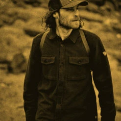 FJÄLLRÄVEN Men's Övik Lite Padded Shirt - Dark Navy / Dark Navy -Brokedown Palace Shop Fjallraven AW22 OvikLitePaddedShirt Navy 04