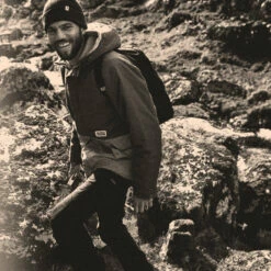 FJÄLLRÄVEN Men's Vardag Lite Padded Jacket - Arctic Green / Storm 11 FJÄLLRÄVEN Men's Vardag Lite Padded Jacket - Arctic Green / Storm -Brokedown Palace Shop Fjallraven AW22 VardagLitePaddedJacket ArcticGreen 05