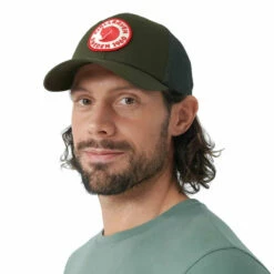 FJÄLLRÄVEN 1960 Logo Långtradarkeps - Deep Forest 8 FJÄLLRÄVEN 1960 Logo Långtradarkeps - Deep Forest -Brokedown Palace Shop Fjallraven AW23 1960LogoLangtradarkepsCap ForestGreen 03