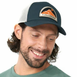 FJÄLLRÄVEN Badge Långtradarkeps - Dark Navy -Brokedown Palace Shop Fjallraven BadgeCap Navy 04