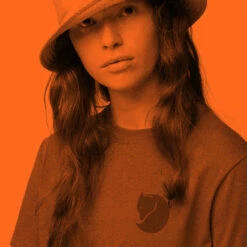 FJÄLLRÄVEN Women's Fox Boxy Logo T-Shirt - Chalk White -Brokedown Palace Shop Fjallraven SS23 WsFoxBoxyTee OffWhite 05