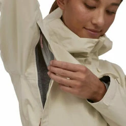 Patagonia Women's Torrentshell 3L Jacket - Wool White 11 Patagonia Women's Torrentshell 3L Jacket - Wool White -Brokedown Palace Shop Patagonia AW23 WsTorrentshellJacket WLWT 05