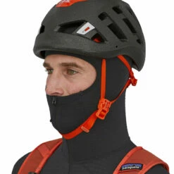 Patagonia Men's R1 Pullover Hoody - Black 11 Patagonia Men's R1 Pullover Hoody - Black -Brokedown Palace Shop SS23 Patagonia R1Pullover BLK 05